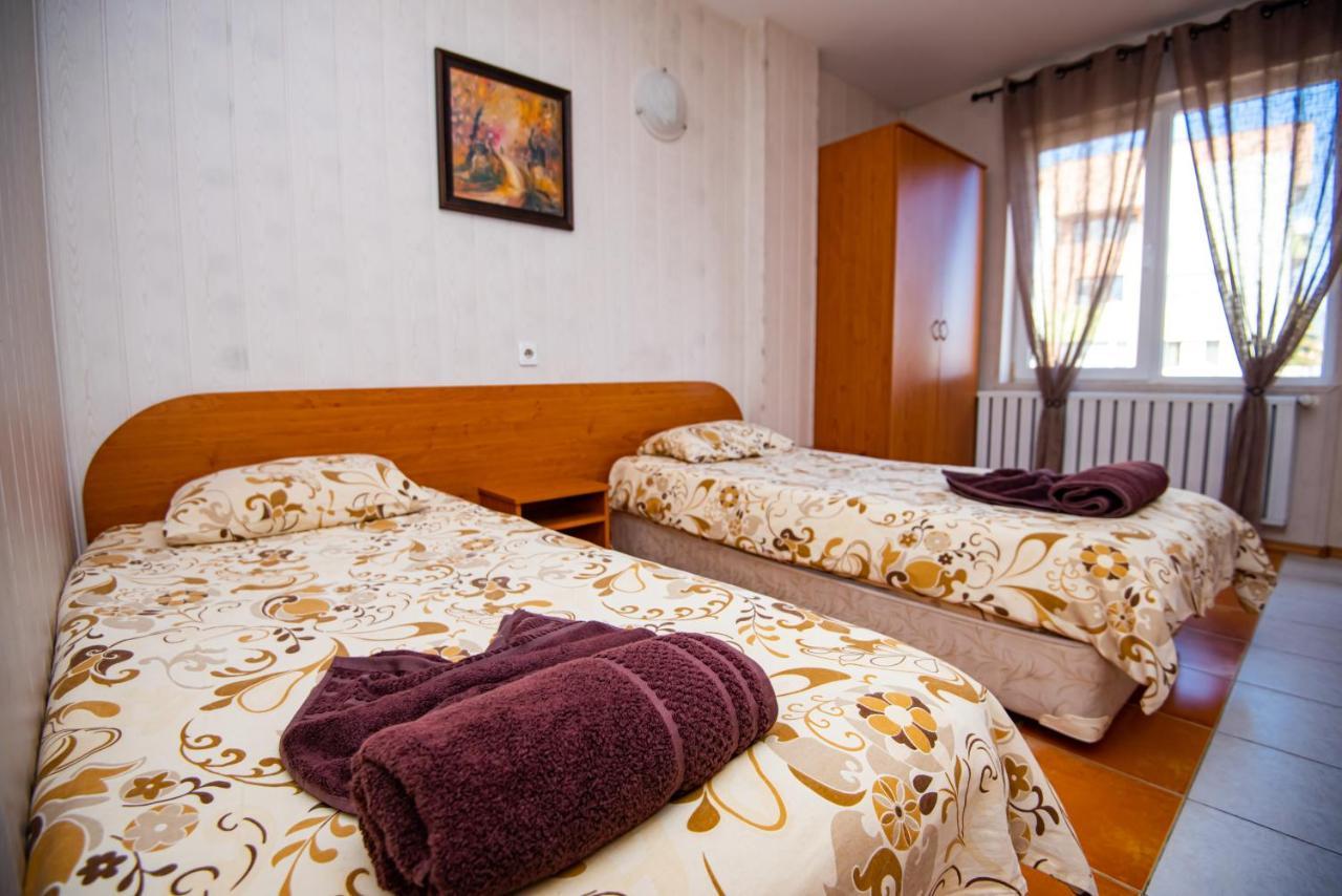 Nadezhda Aparthotel Razlog Exterior foto